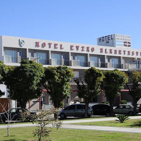 Hotel Euzko Alkartasuna Macachín Buitenkant foto