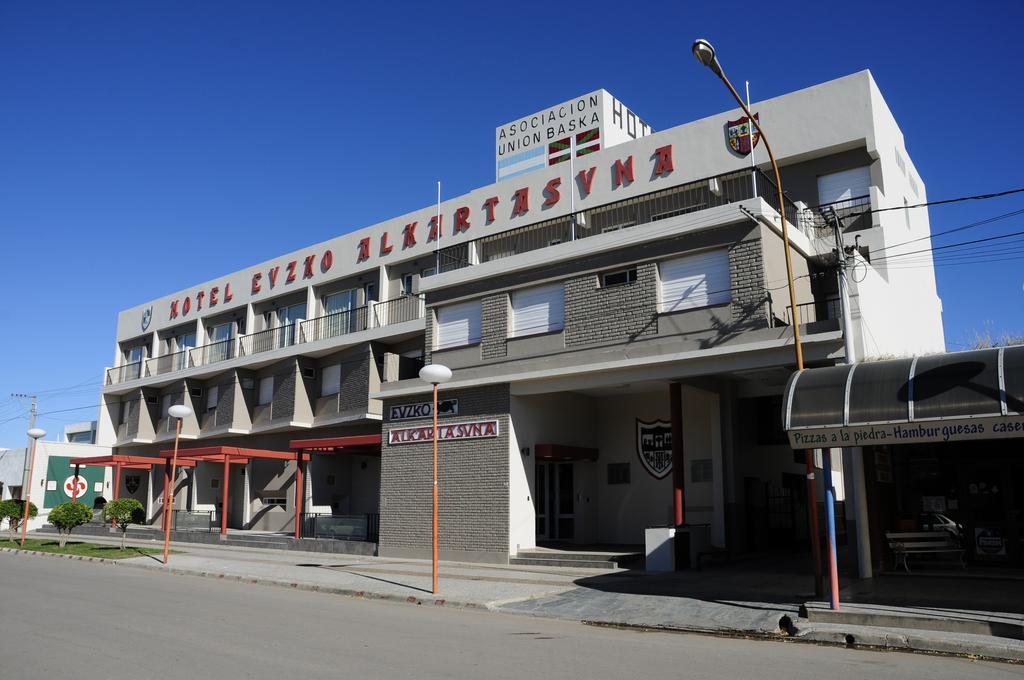 Hotel Euzko Alkartasuna Macachín Buitenkant foto