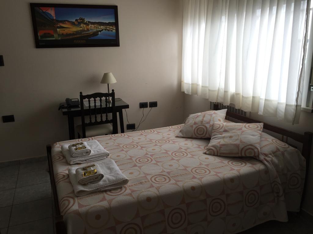Hotel Euzko Alkartasuna Macachín Buitenkant foto