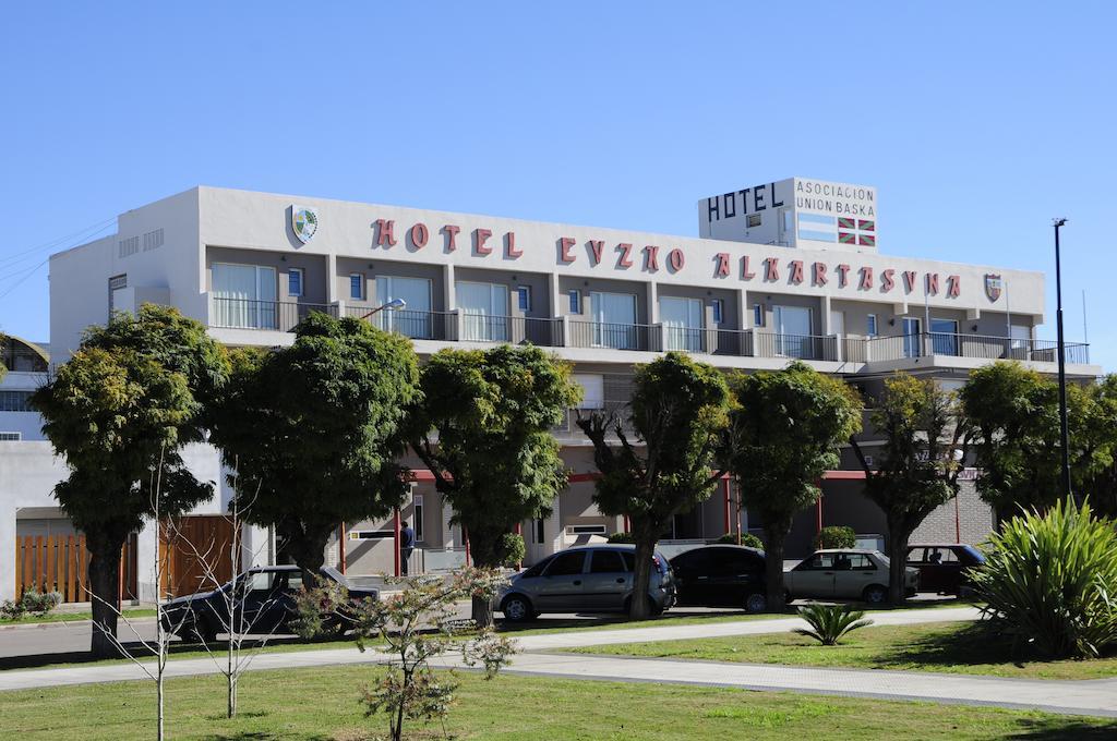 Hotel Euzko Alkartasuna Macachín Buitenkant foto
